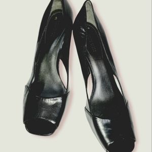 Nine West Black Leather Peep Toe Pumps Women's size 10M
